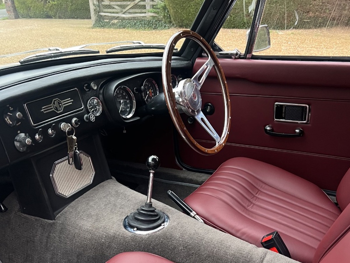 1971 MG B Image 5