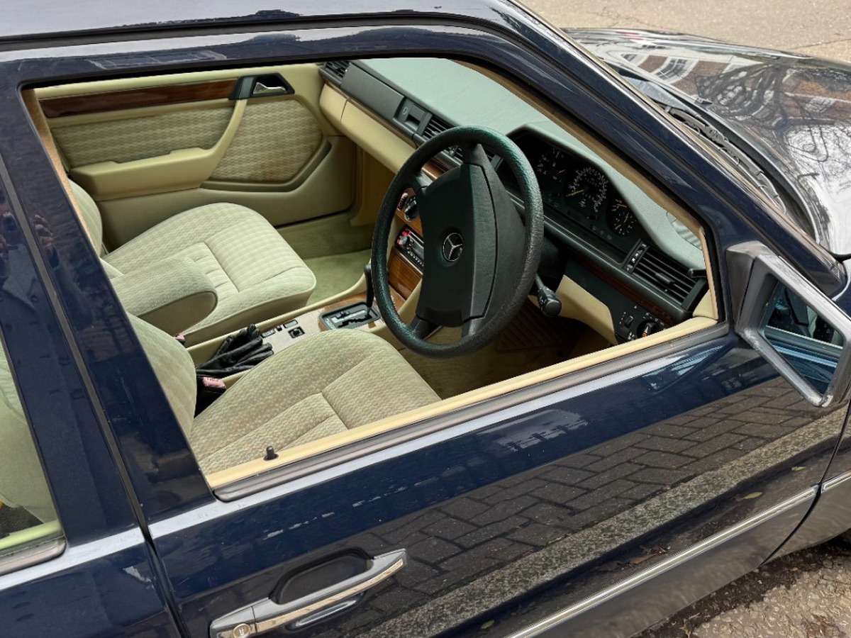 1991 Mercedes-Benz 230 Image 6