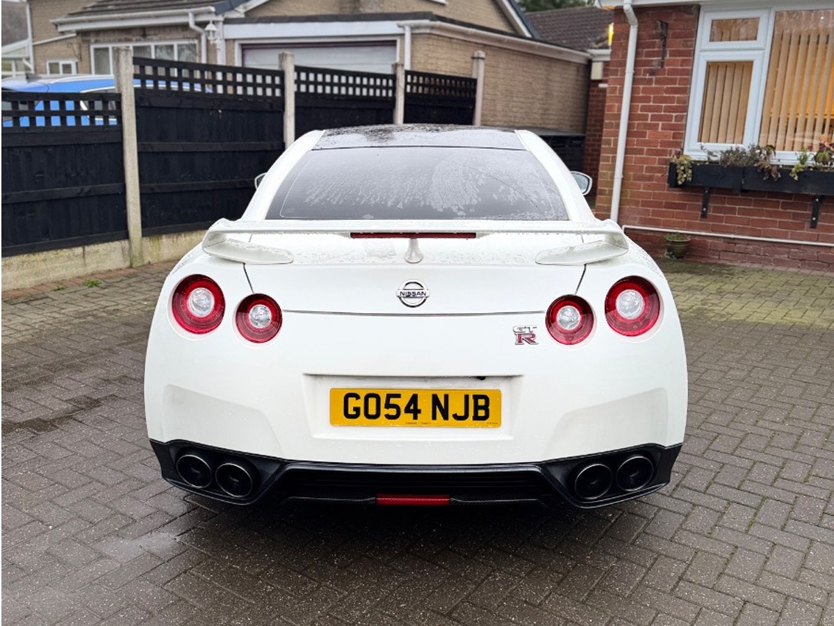 2016 Nissan GT-R Image 3