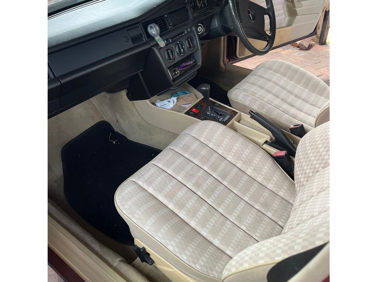 1990 Mercedes-Benz 190E Image 9