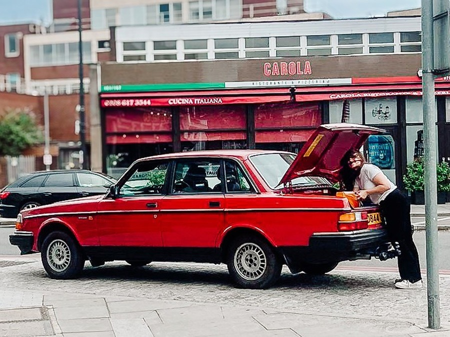 1986 Volvo 240 Image 4