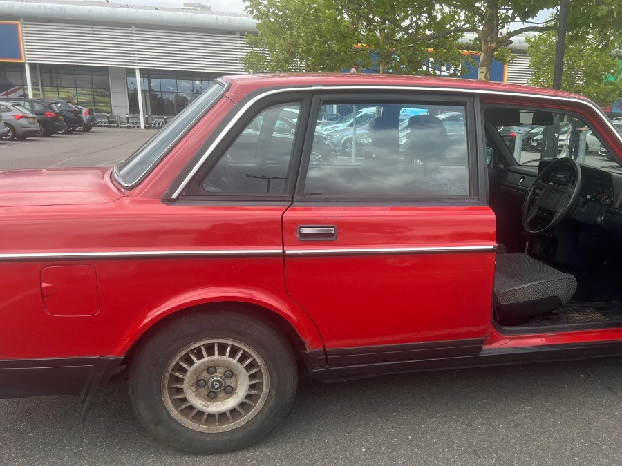 1986 Volvo 240 Image 5