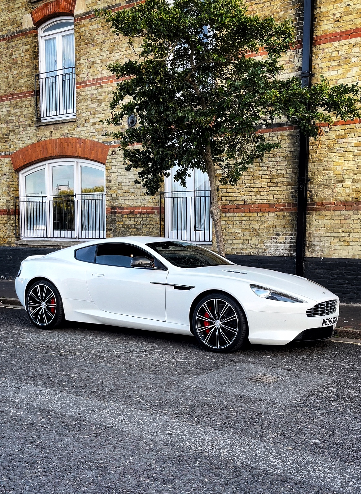 2015 Aston Martin DB9 Image 2