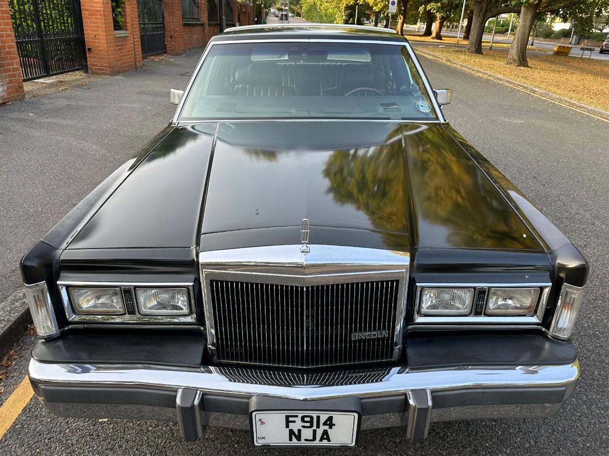 1989 Lincoln Town Car Image 2