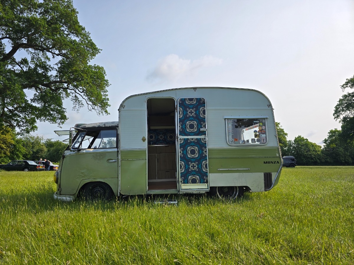 1962 Volkswagen T2 Camper Van / Bus Image 2