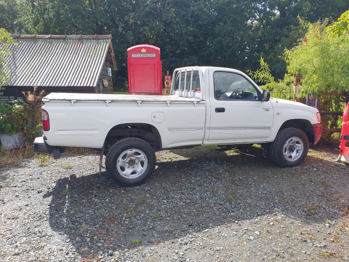 2001 Toyota Hilux Image 2