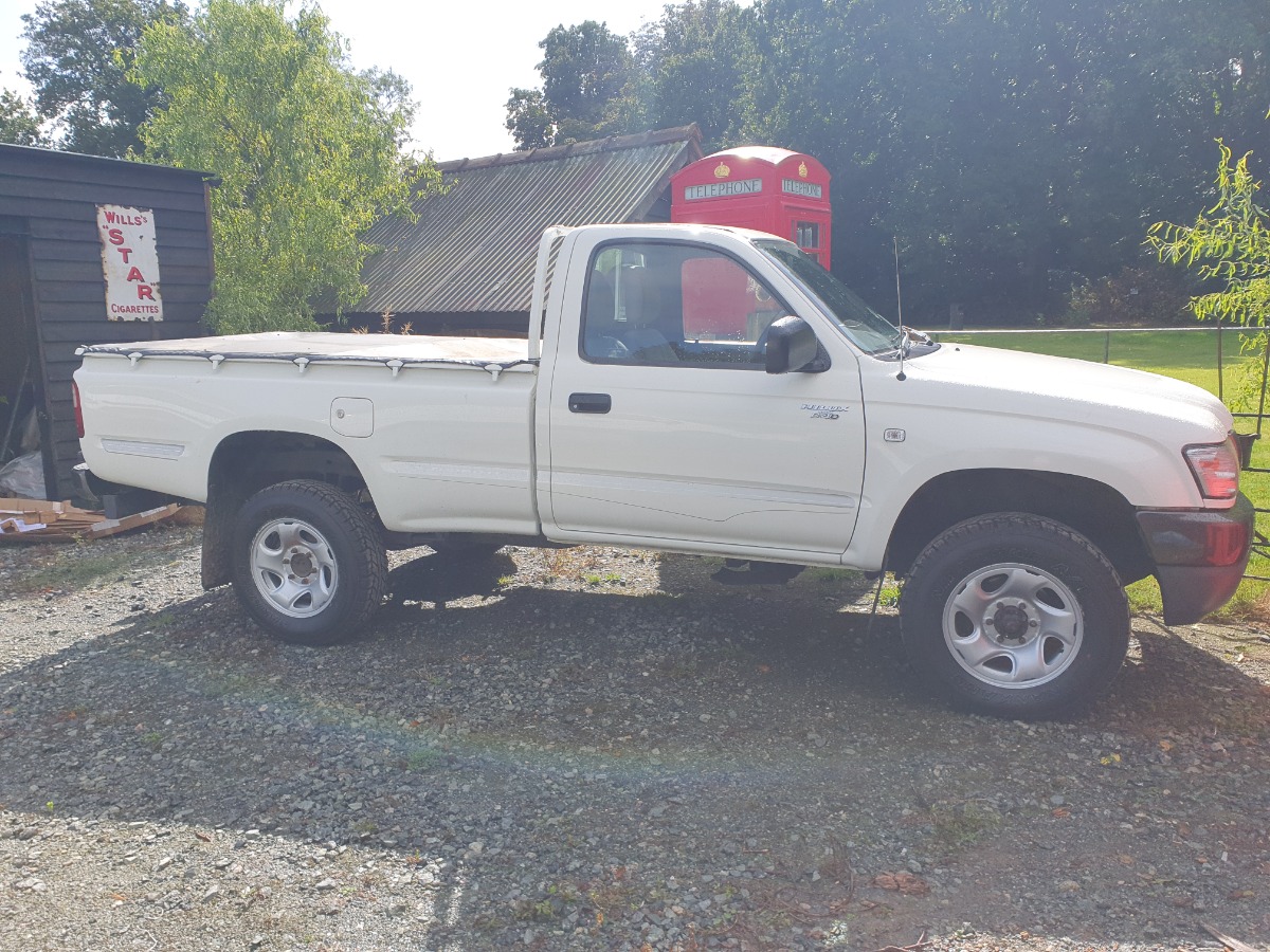 2001 Toyota Hilux Image 1