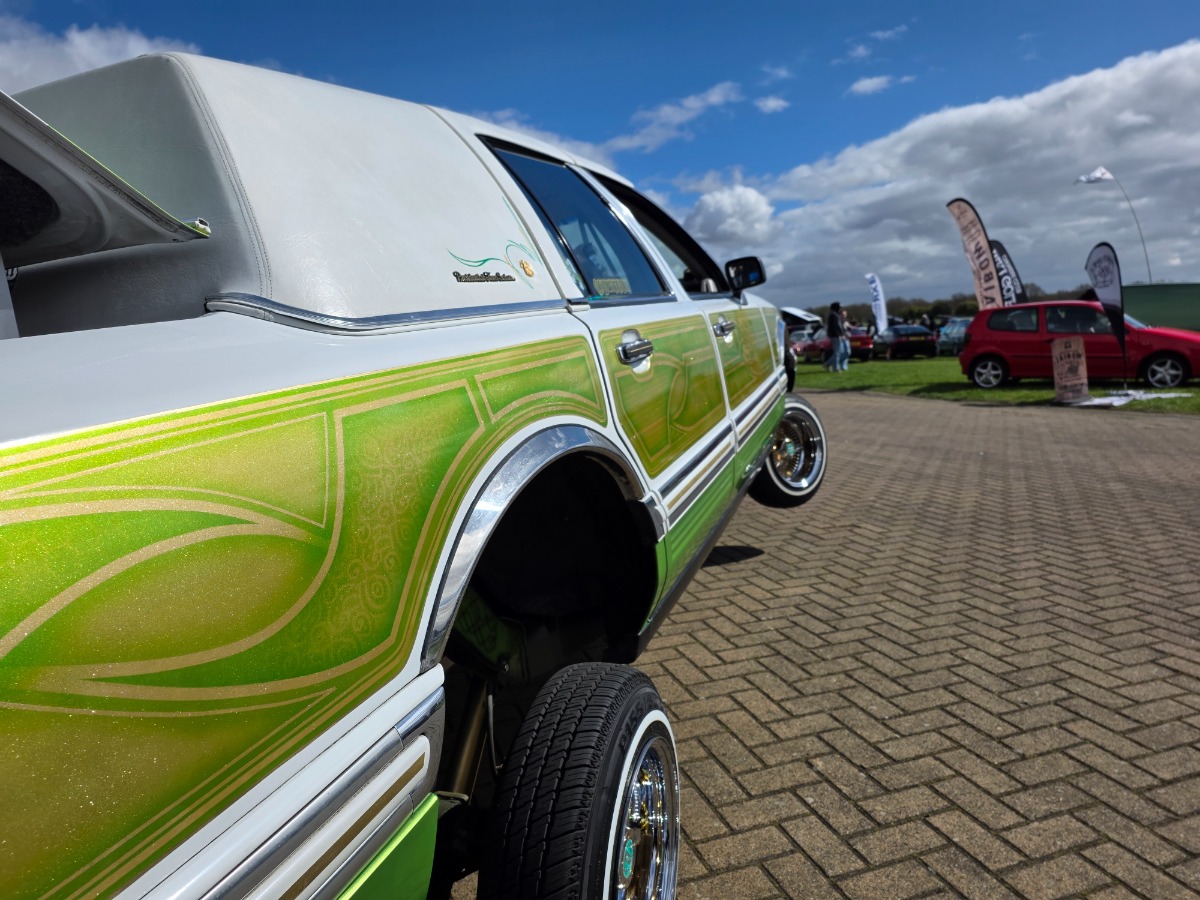 1991 Lincoln Town Car Image 2