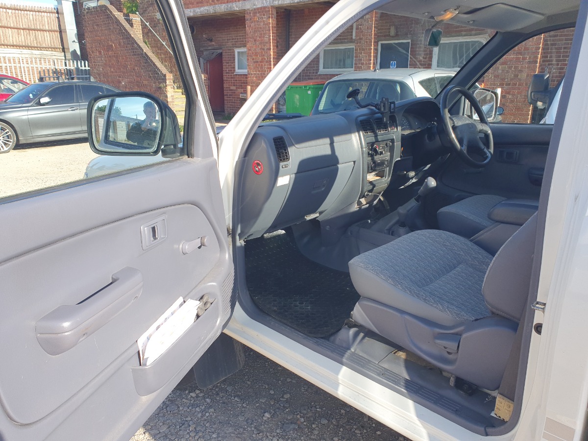 2001 Toyota Hilux Image 8
