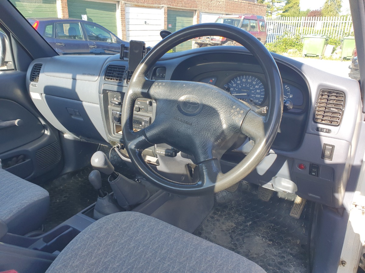 2001 Toyota Hilux Image 6