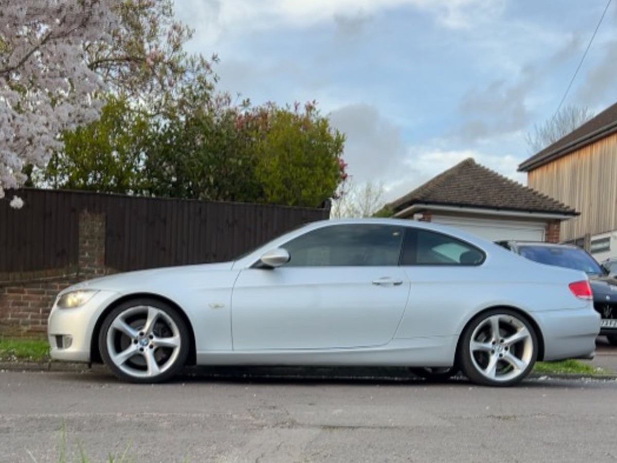 2007 BMW 330 Image 2