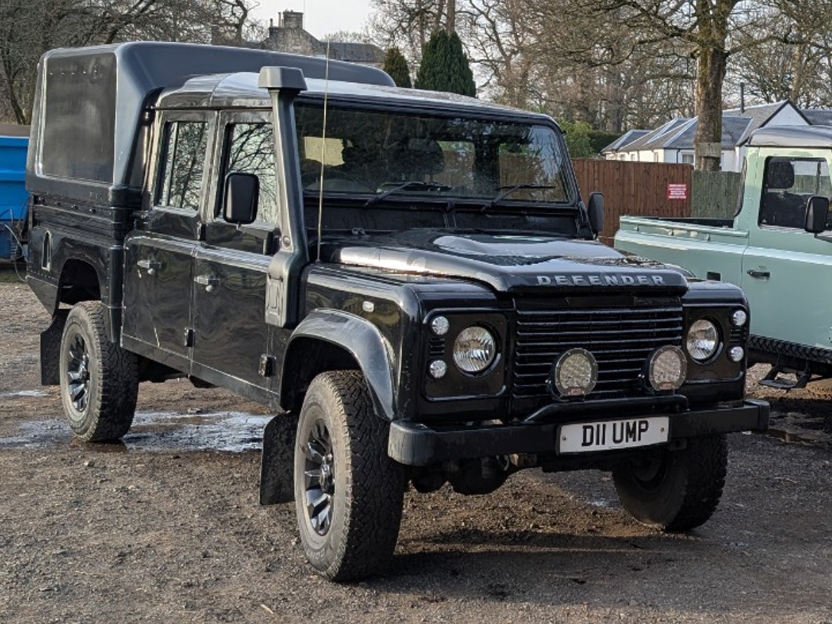 2015 Land Rover Defender Image 2