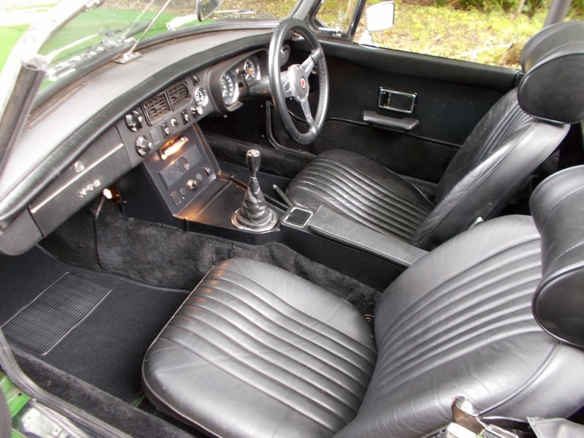 1974 MG B Image 4