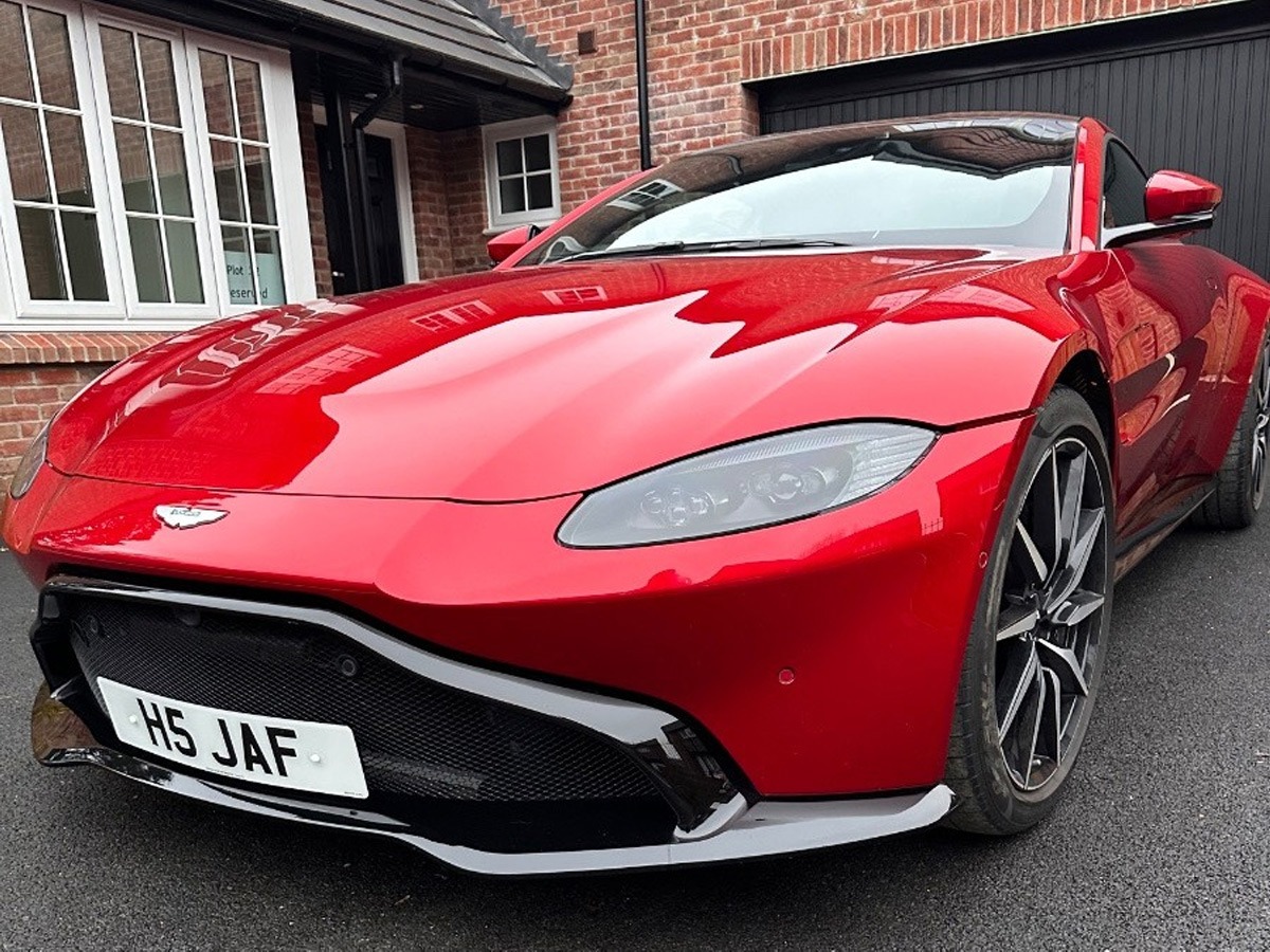 2018 Aston Martin Vantage Image 2
