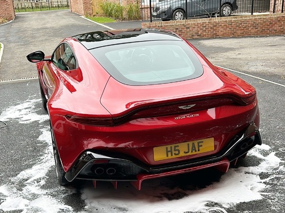 2018 Aston Martin Vantage Image 3