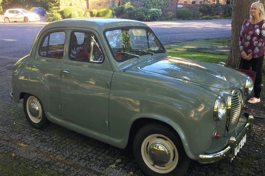 1958 Austin 10/4 Cambridge Image 2