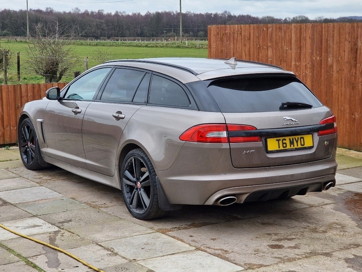 2014 Jaguar XF Image 2