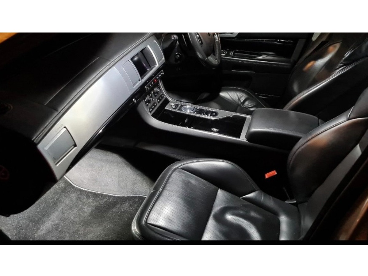 2014 Jaguar XF Image 5