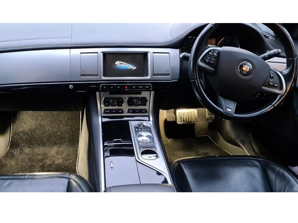 2014 Jaguar XF Image 8