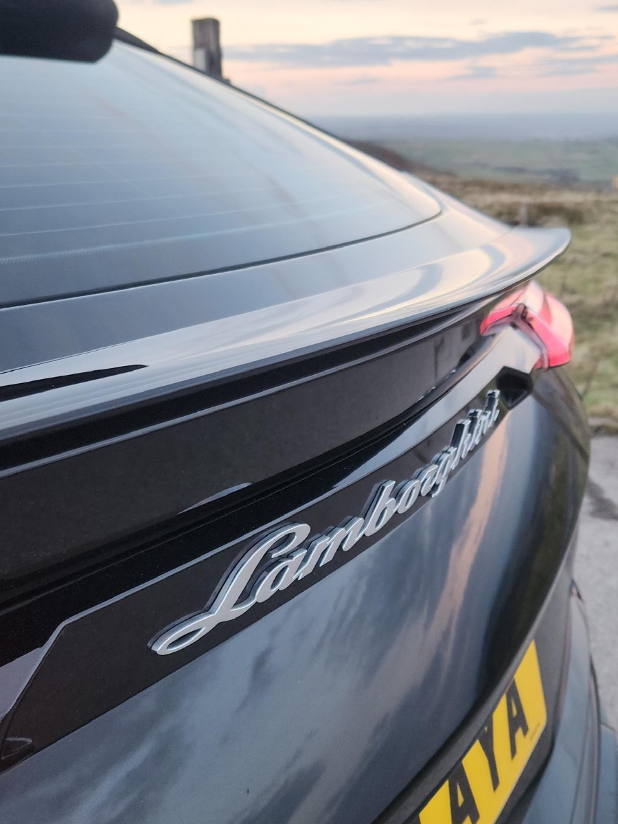 2019 Lamborghini Urus Image 2