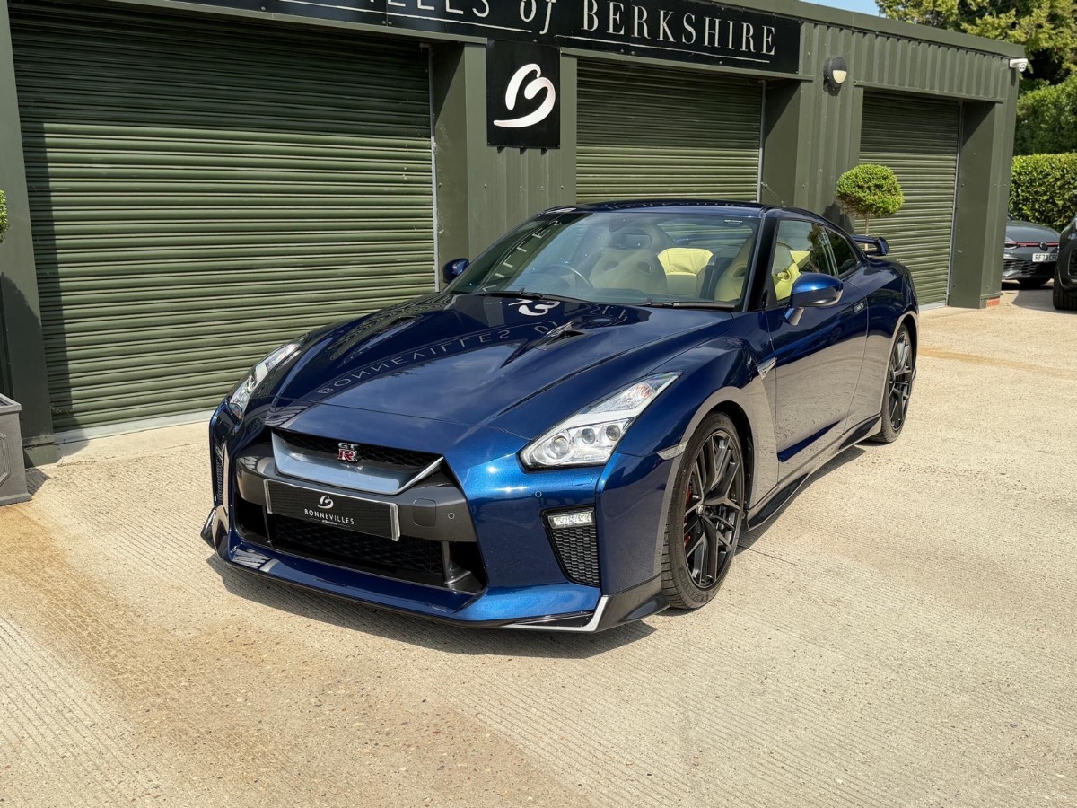 2017 Nissan GT-R Image 2