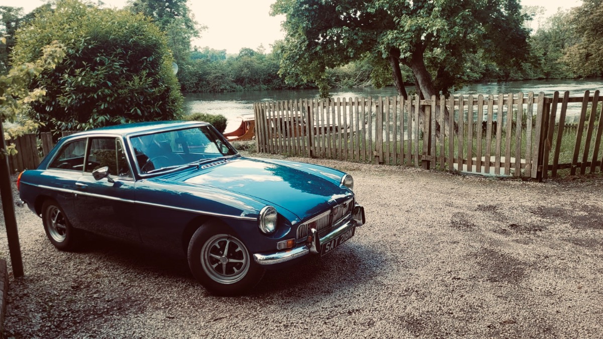1974 MG B Image 2