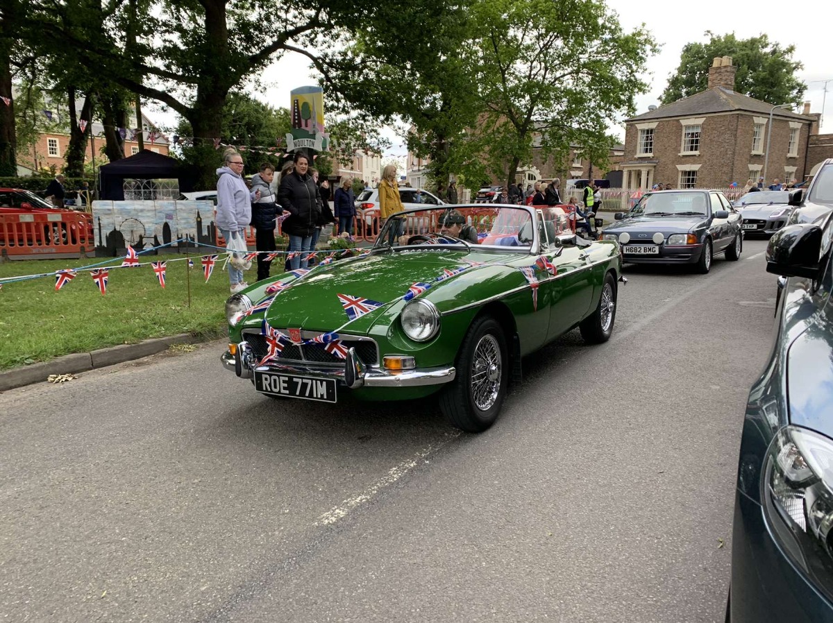 1974 MG B Image 3