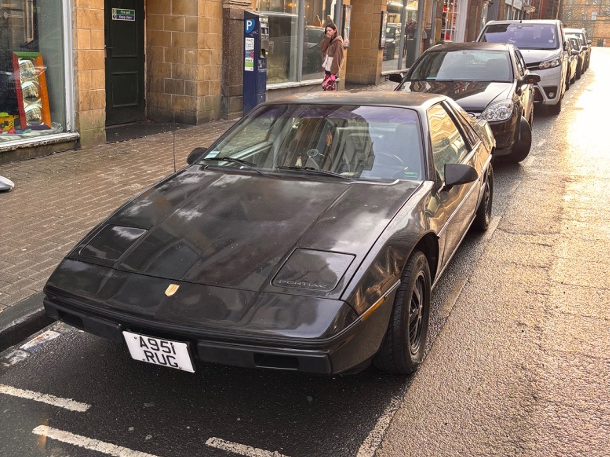 1985 Pontiac Fiero Image 3
