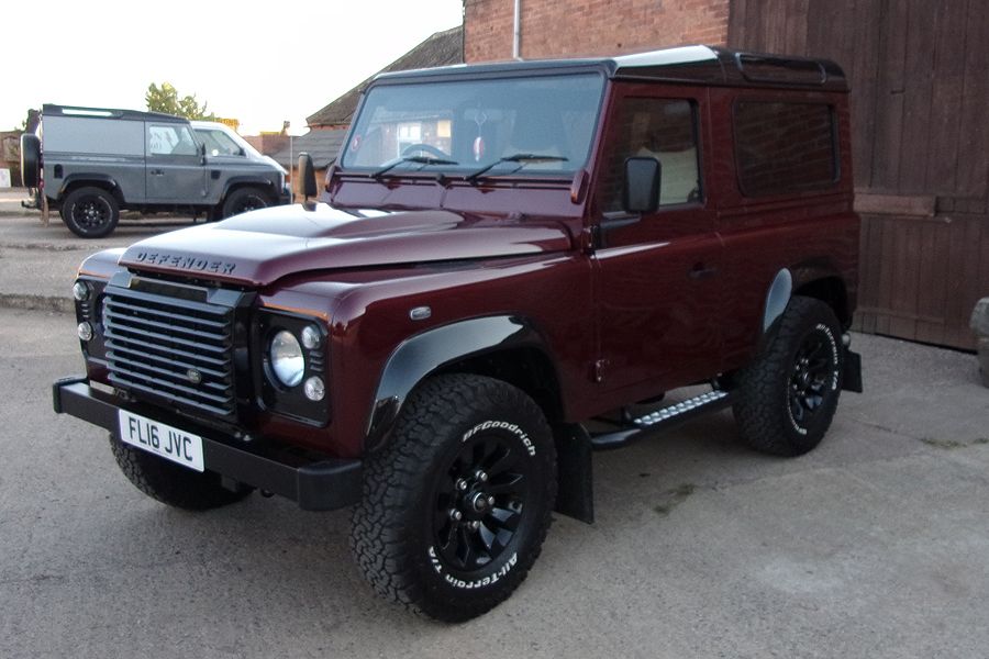 2016 Land Rover Defender Image 1