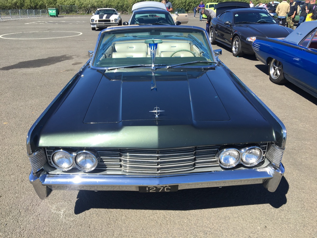 1965 Lincoln Continental Image 3