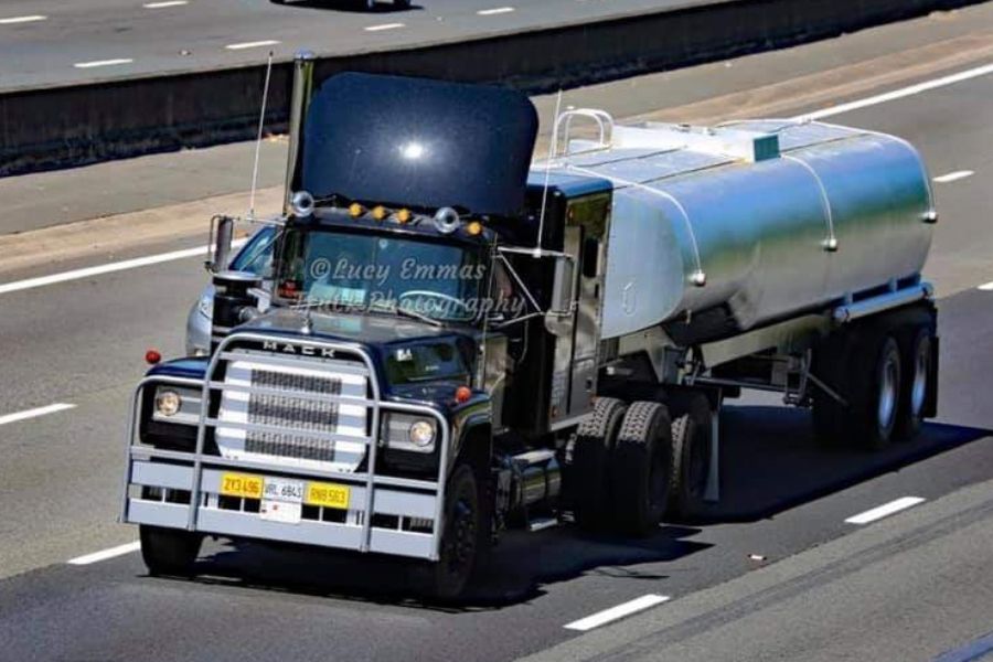 1978 Mack RS712LST Image 1