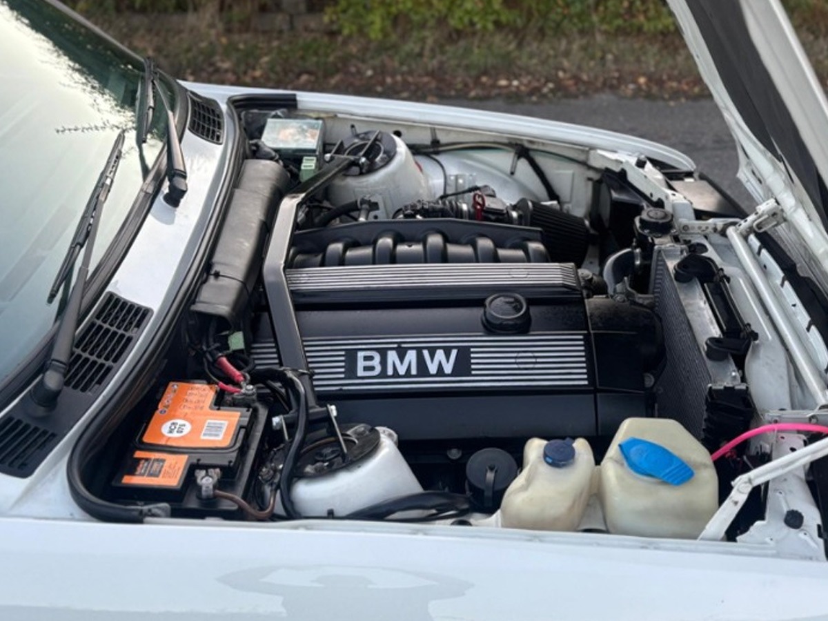 1990 BMW 325 Image 4