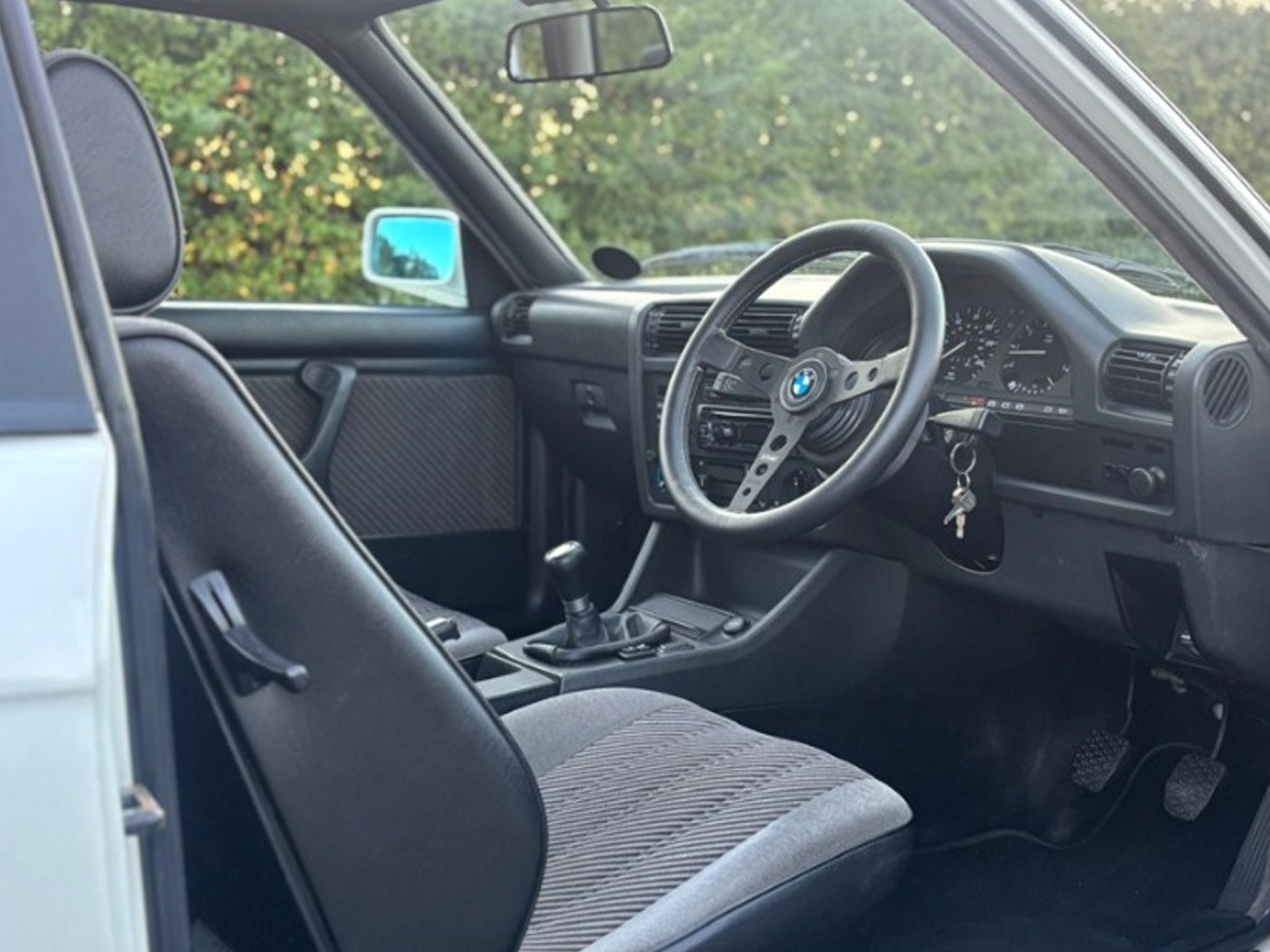 1990 BMW 325 Image 3