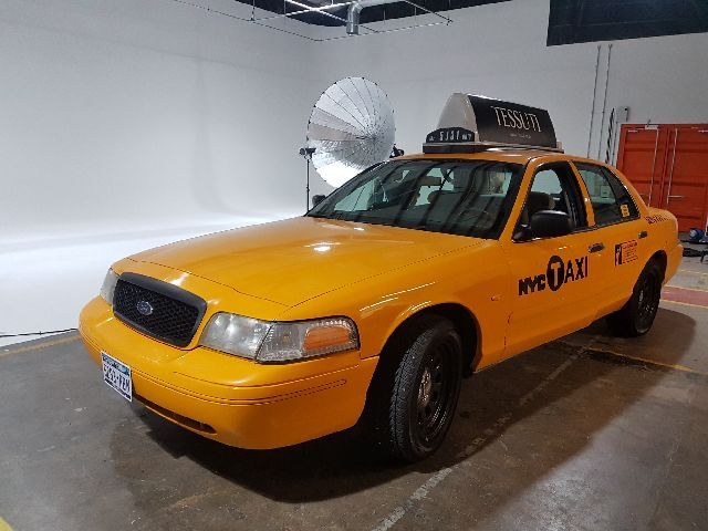 2005 Ford Crown Victoria Image 1