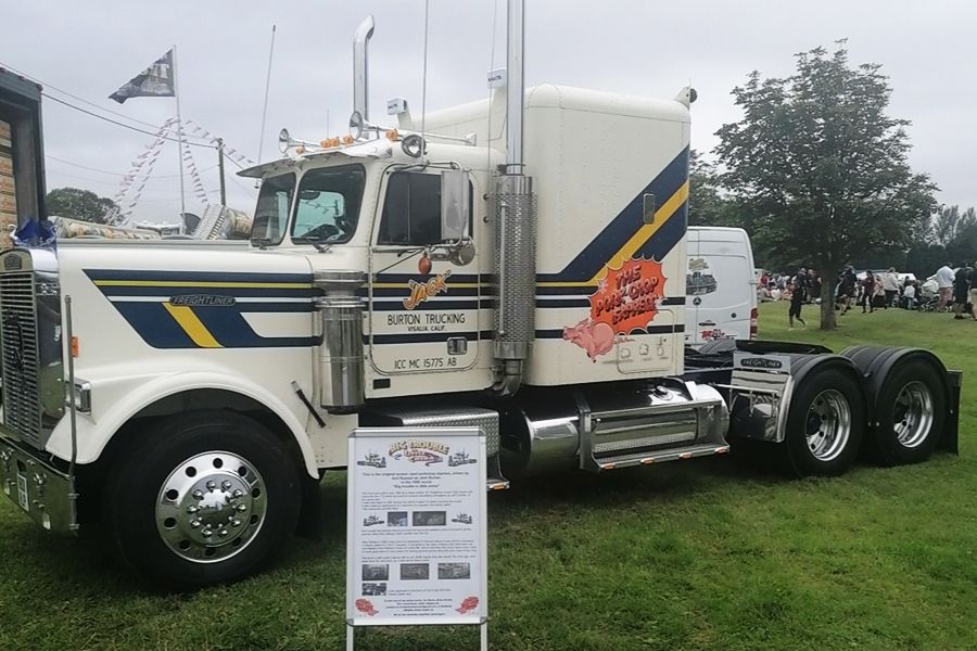 1985 Freightliner FLC-120 Image 2