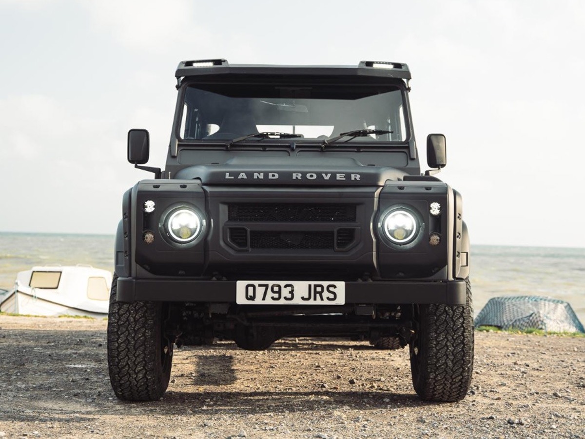 2010 Land Rover Defender Image 2