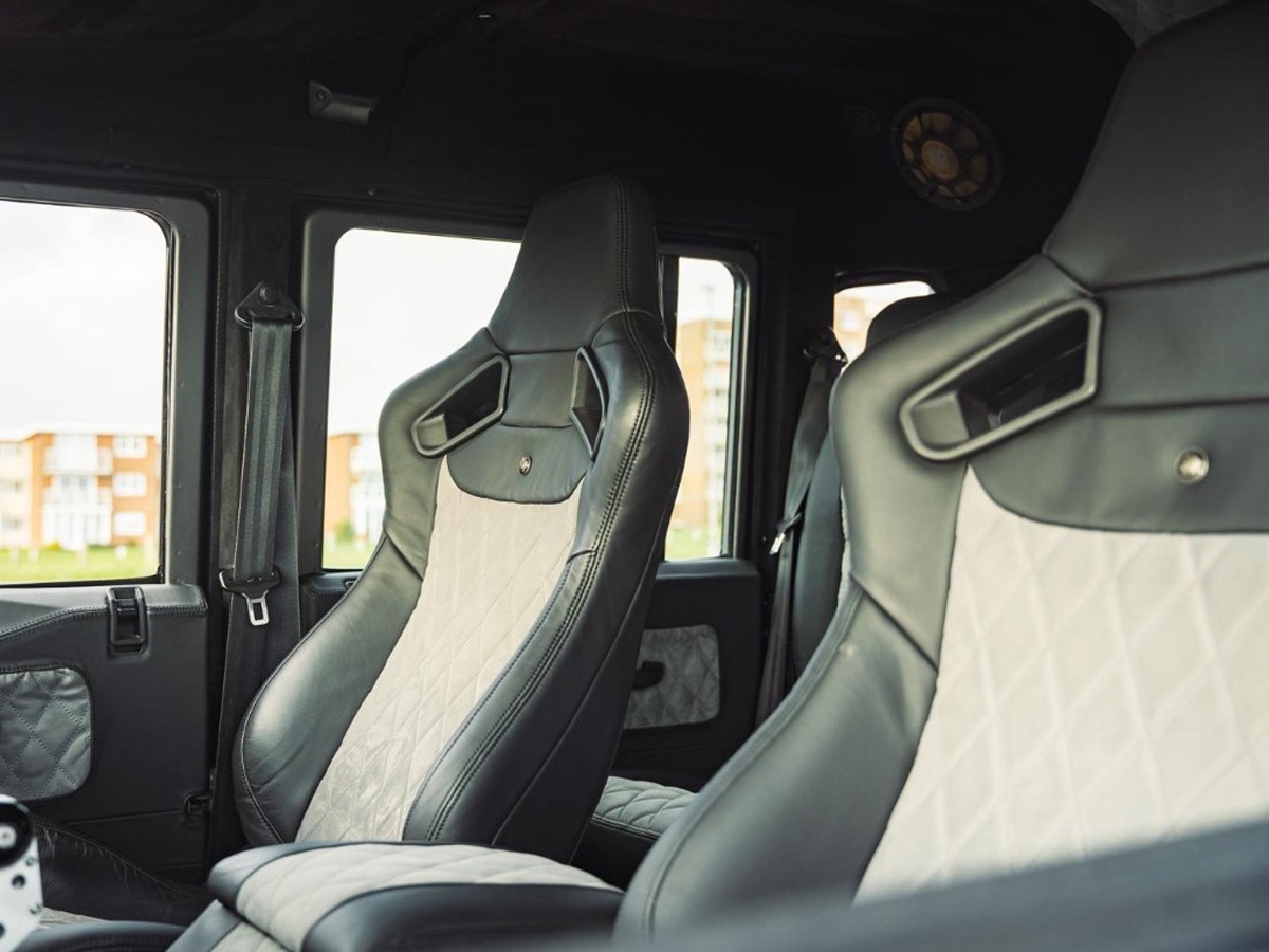 2010 Land Rover Defender Image 7