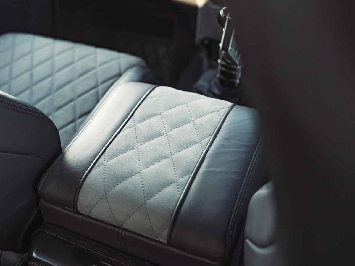 2010 Land Rover Defender Image 8