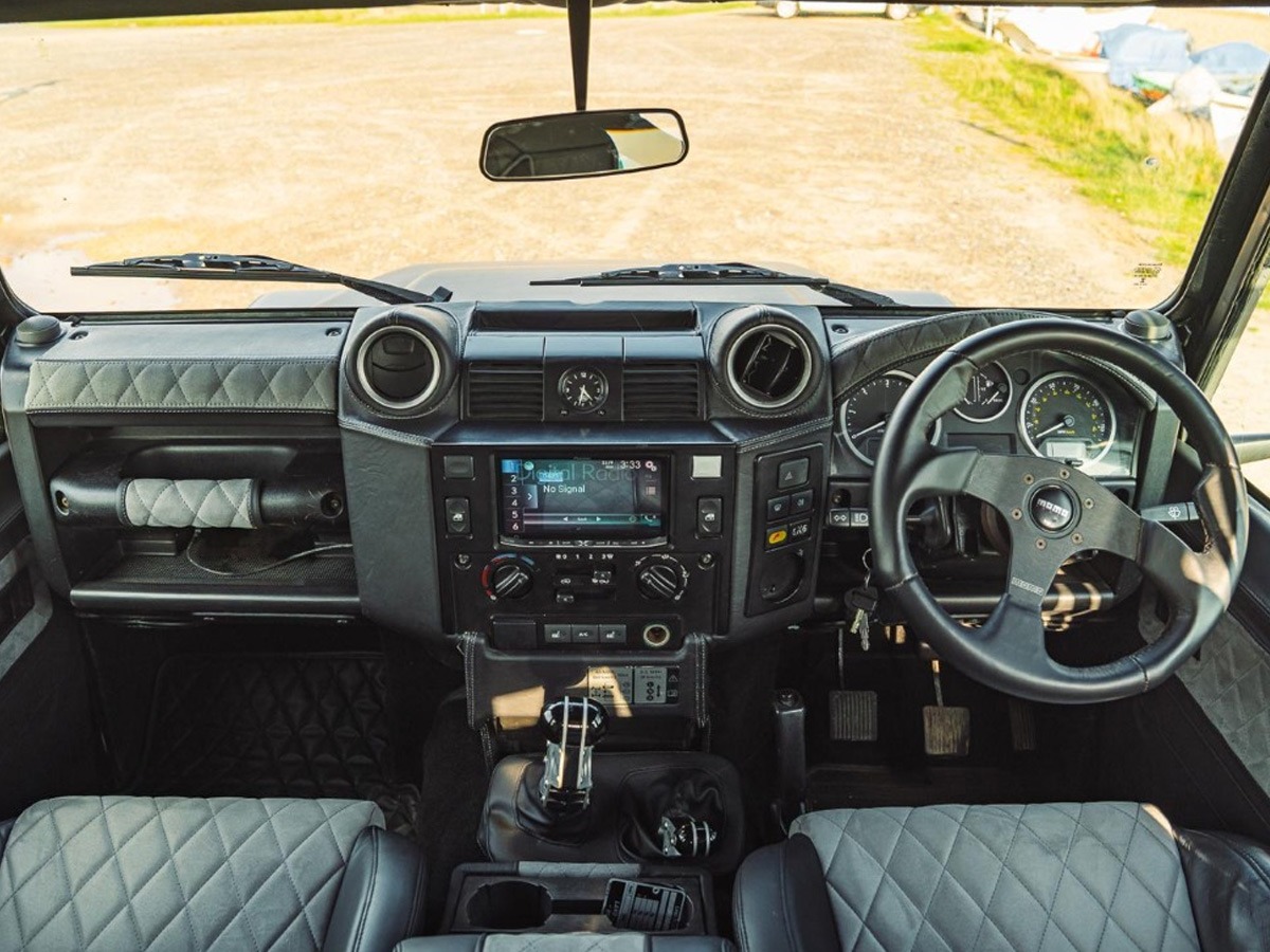 2010 Land Rover Defender Image 6