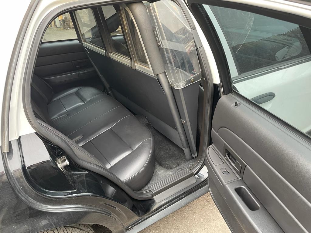 2011 Ford Crown Victoria Image 6