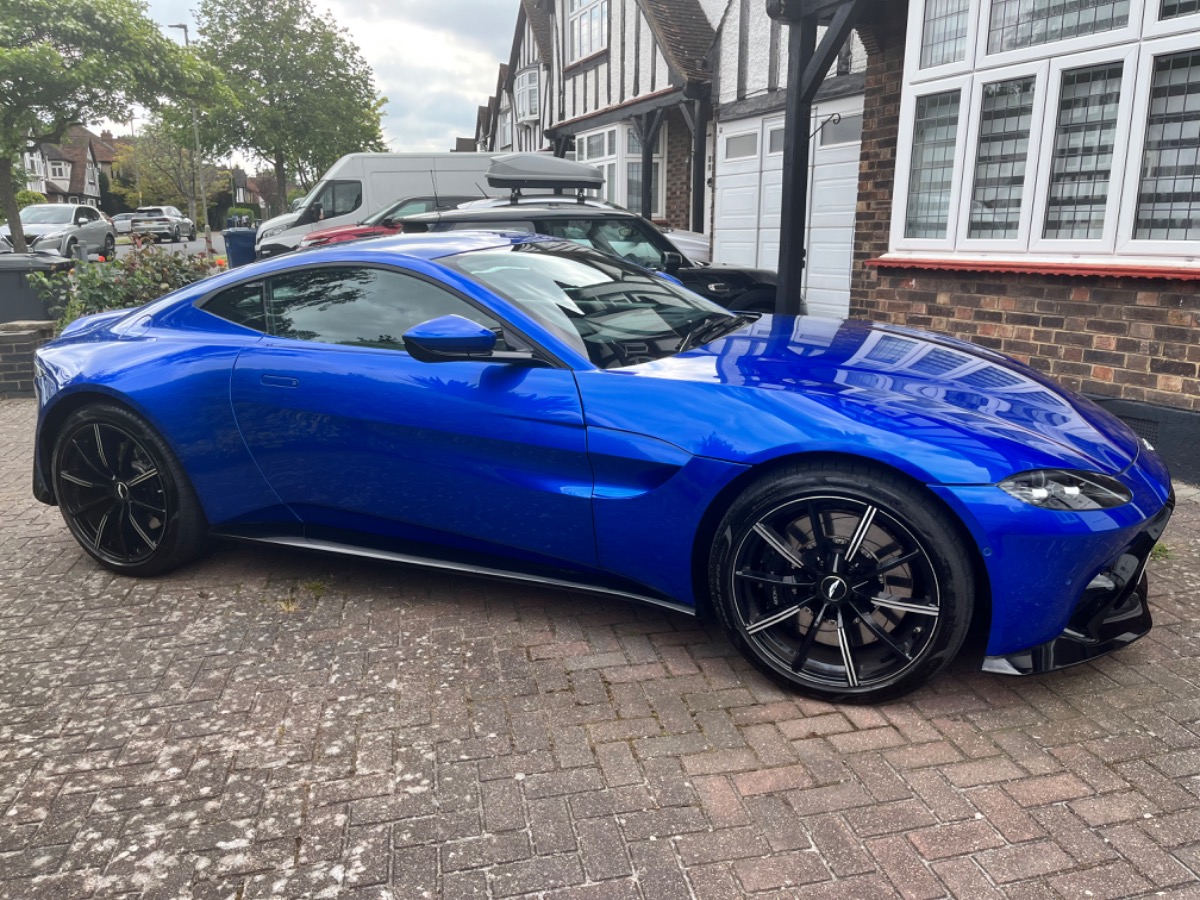 2019 Aston Martin Vantage Image 2