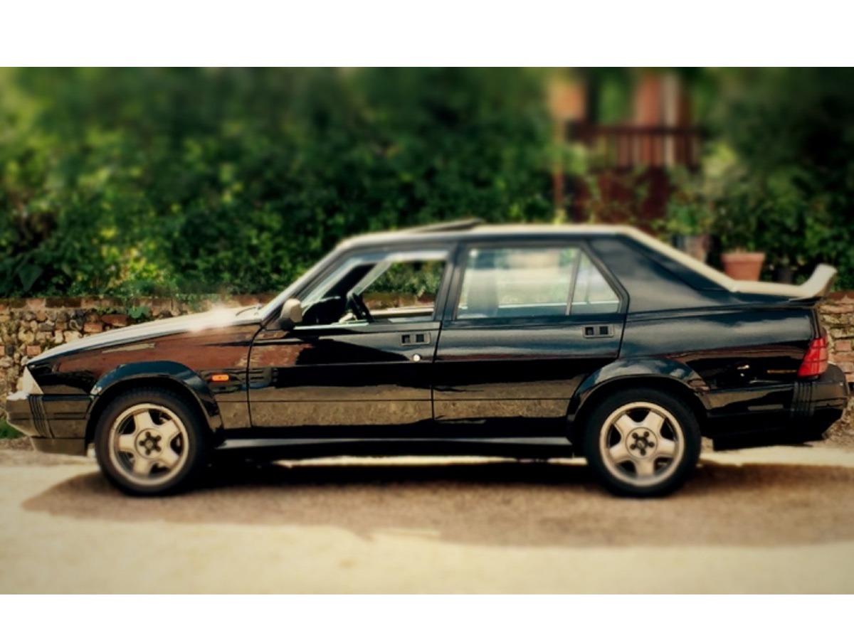 1989 Alfa Romeo 75 Image 2