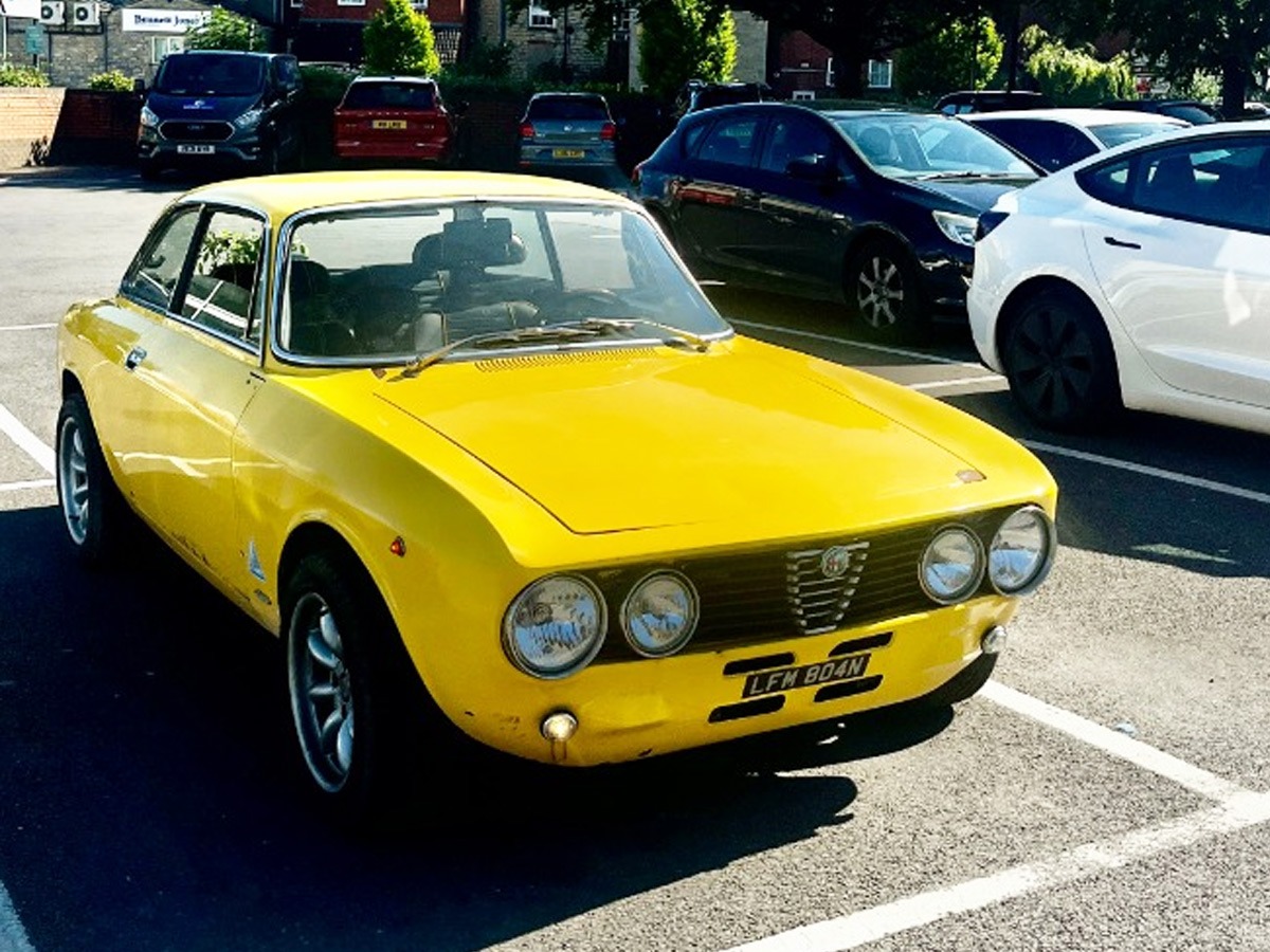 1974 Alfa Romeo 2000 Image 1