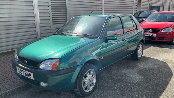 2000 Ford Fiesta Image 2