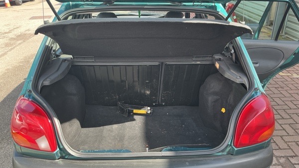 2000 Ford Fiesta Image 4