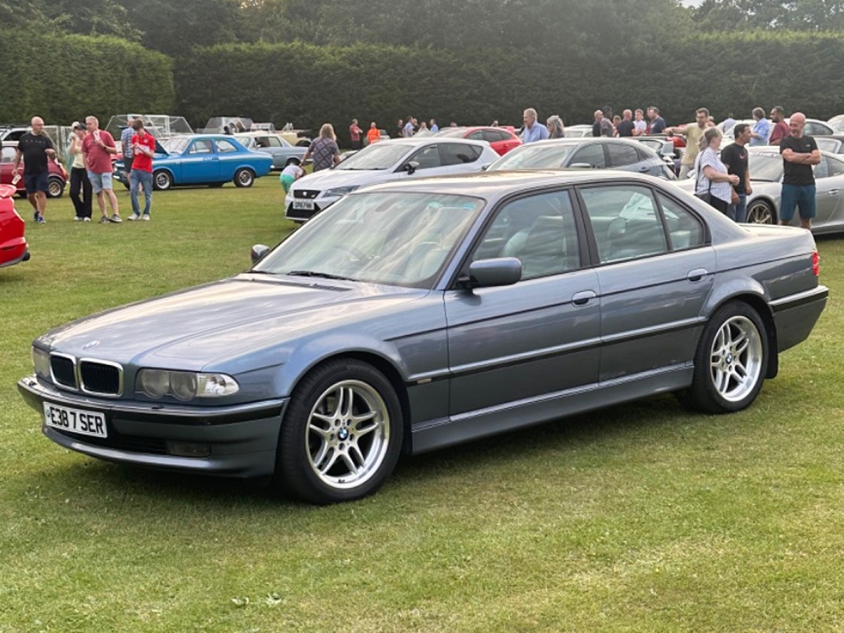 2000 BMW 7 Series Image 1