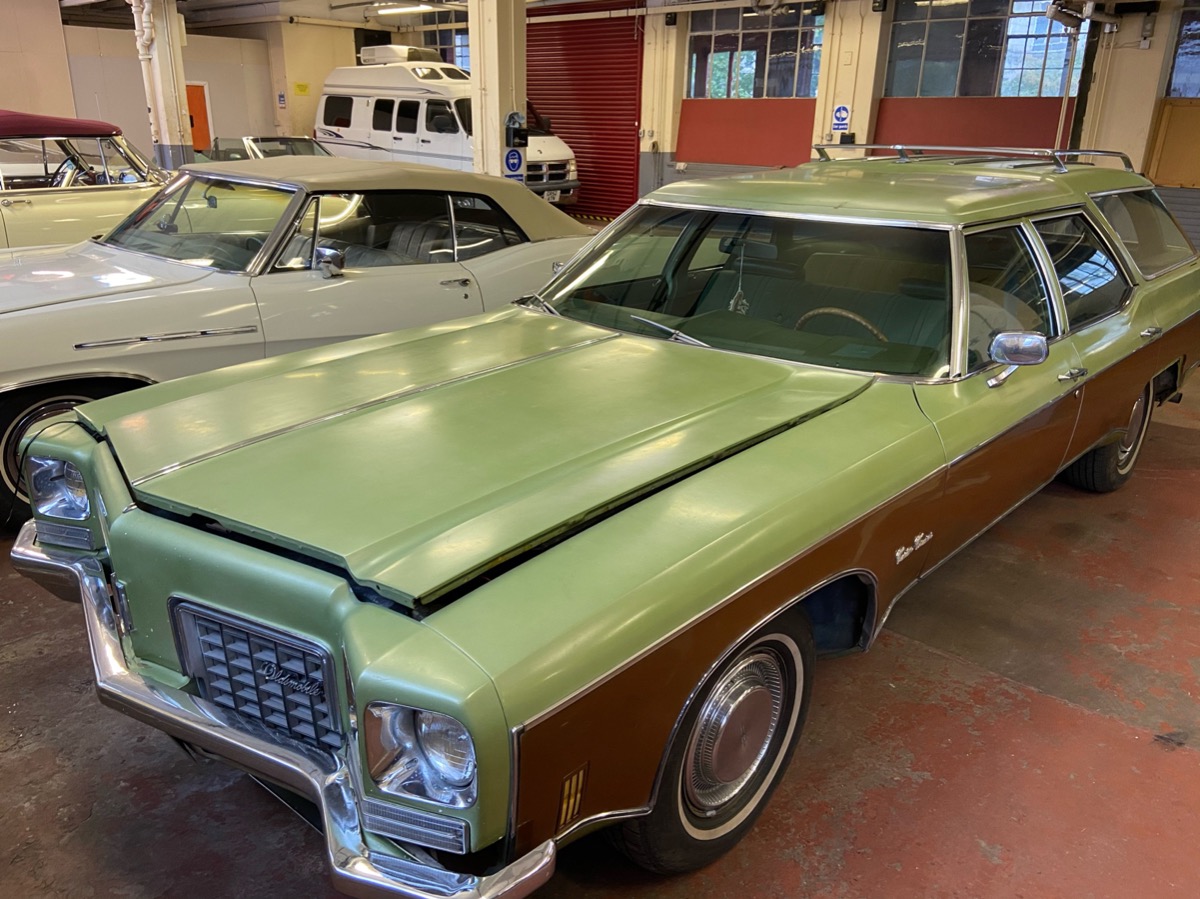 1972 Oldsmobile Custom Cruiser Image 2