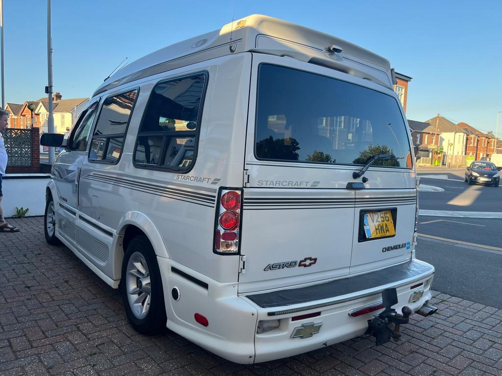 1999 Chevrolet Astro Image 2