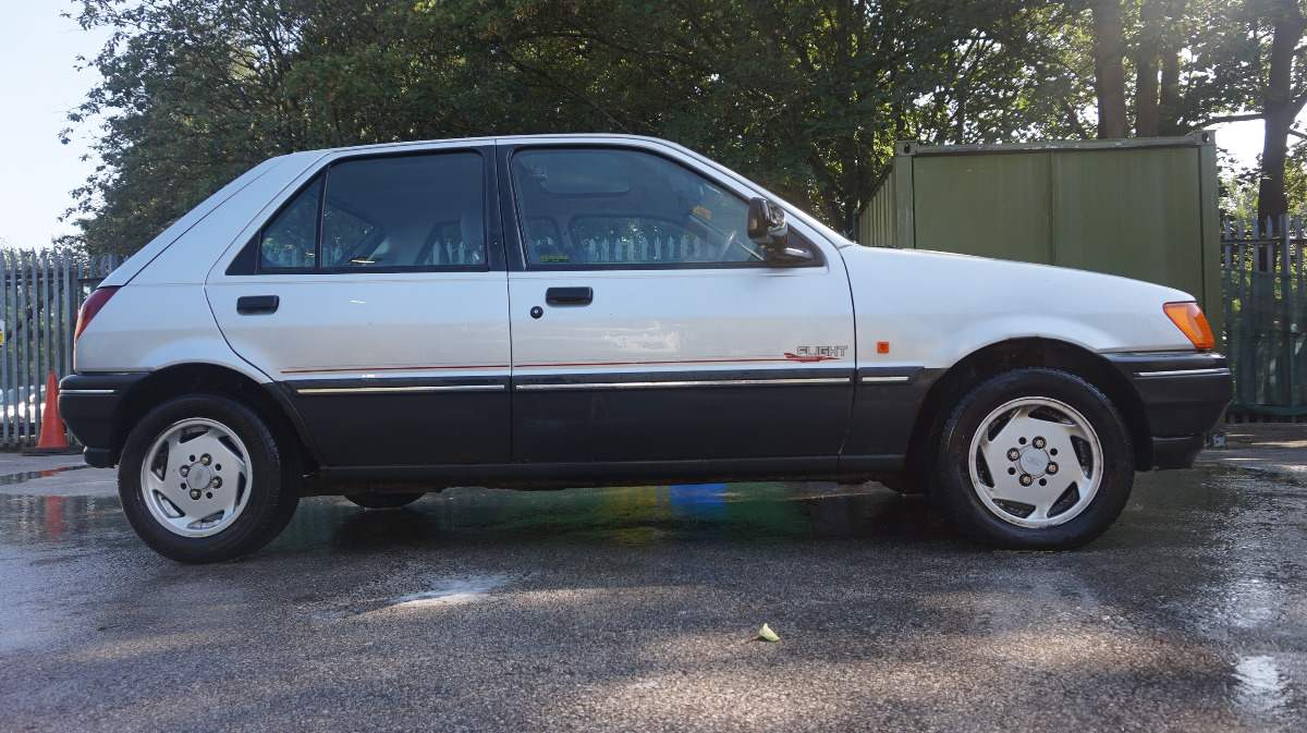 1991 Ford Fiesta Image 2