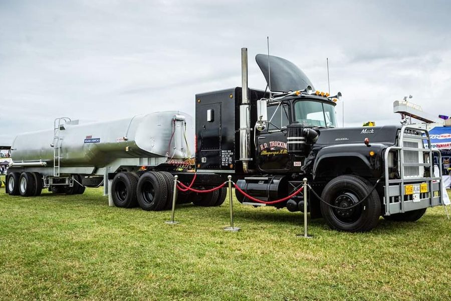 1978 Mack RS712LST Image 2